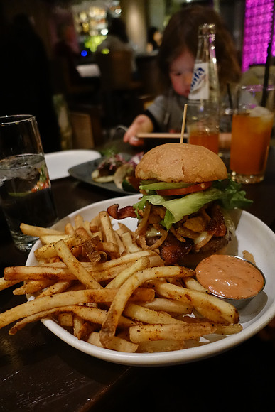 RX100V-241 DSC-RX100M5 8.8-25.7 mm f-1.8-2.8 8.8 mm 1-60 sec at f - 1.8 ISO 3200_