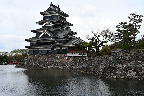 Japan Matsumoto 2018-10 NIKON Z 7 NIKKOR Z 24-70mm f-4 S 42 mm 1-400 sec at f - 5.6 ISO 100_