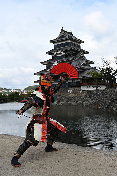 Japan Matsumoto 2018-13 NIKON Z 7 NIKKOR Z 24-70mm f-4 S 42 mm 1-500 sec at f - 5.6 ISO 100_