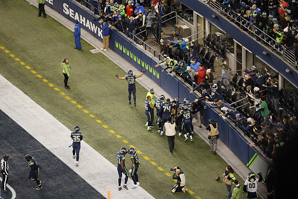 EOS R NFL-767 Canon EOS R EF70-200mm f-2.8L IS II USM 200 mm 1-1600 sec at f - 2.8 ISO 5000_