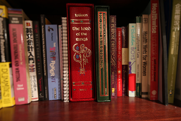 TS_Bookshelf-11_ISO 100_25.0 sec at f - 8.0_TS-E24mm f-3.5L II at 24 mm