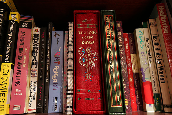 TS_Bookshelf-33_ISO 100_25.0 sec at f - 8.0_TS-E24mm f-3.5L II at 24 mm