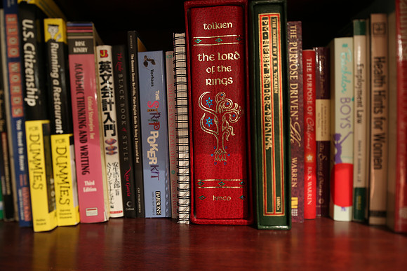 TS_Bookshelf-19_ISO 100_25.0 sec_ at_f - 8.0_RokinonTS24mm