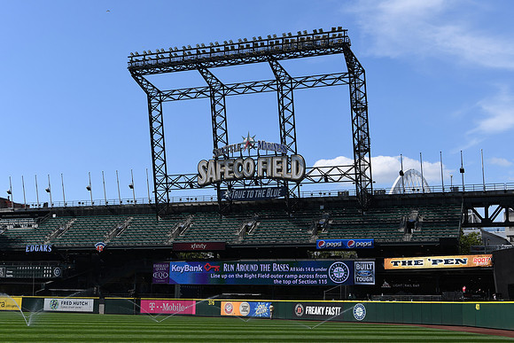 Mariners vs Astros 2016-45 NIKON D500 24.0-70.0 mm f-2.8 34 mm 1-800 sec at f - 5.6 ISO 100_
