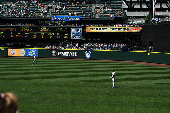 Mariners vs Astros 2016-27 NIKON D500 24.0-70.0 mm f-2.8 70 mm 1-2000 sec at f - 4.0 ISO 100_