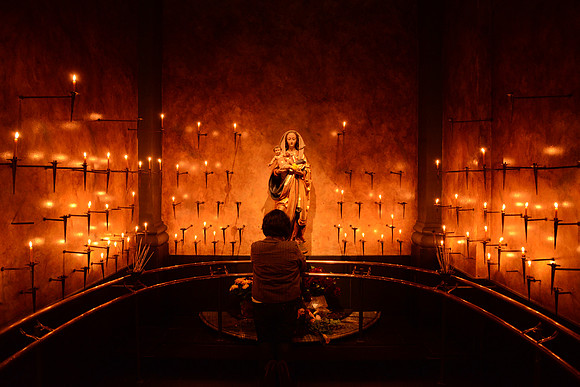 D600 - St James Cathedral-18_ISO 3200_1-25 sec at f - 5.6_24.0-85.0 mm f-3.5-4.5 at 24 mm