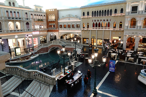 RX100V-286 DSC-RX100M5 8.8-25.7 mm f-1.8-2.8 8.8 mm 1-60 sec at f - 4.0 ISO 3200_